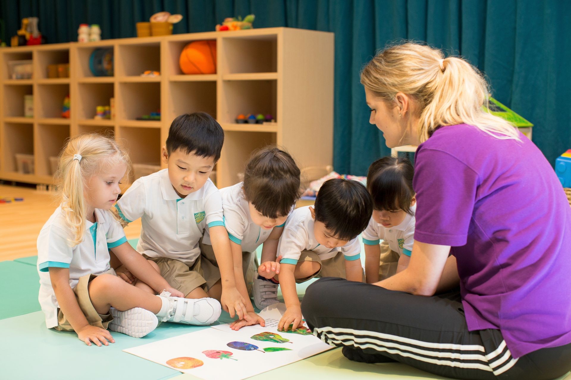 Teacher reading to children at Mighty Oaks’ trilingual kindergarten
